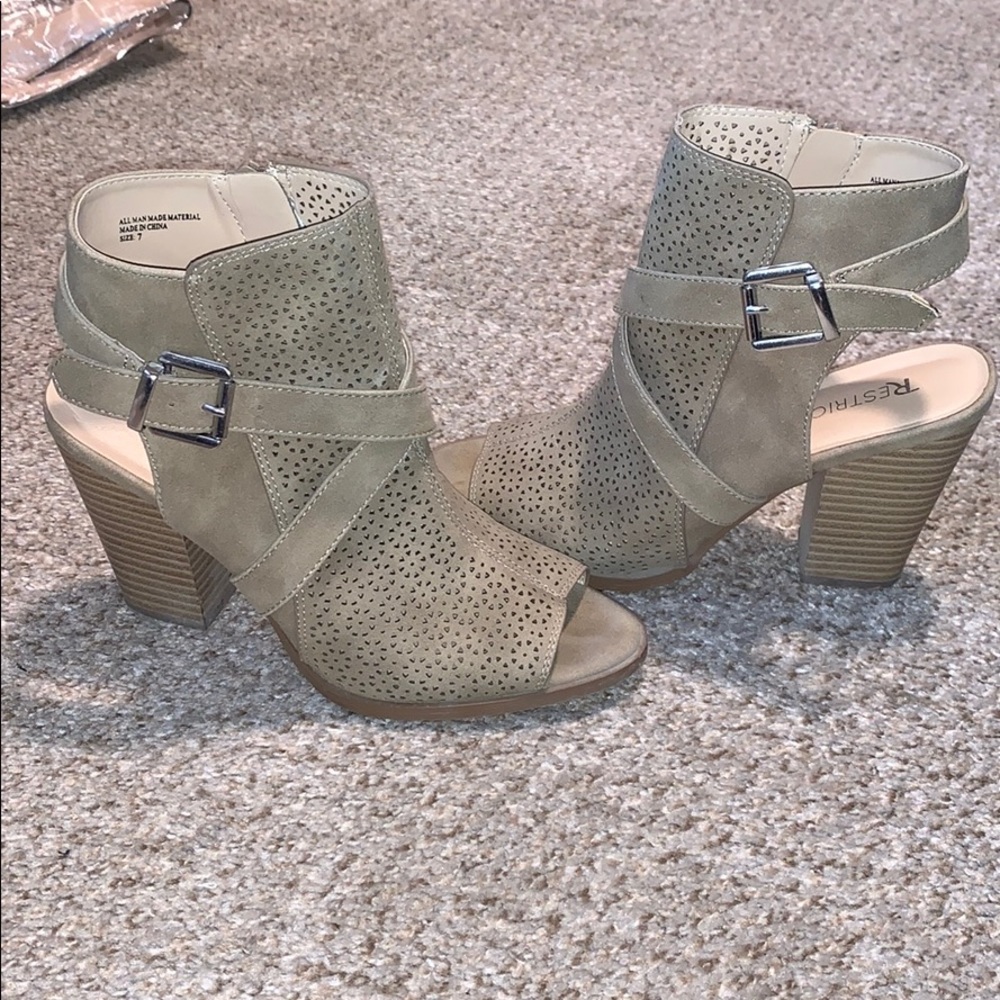 Open toe booties - Picture 2 of 5